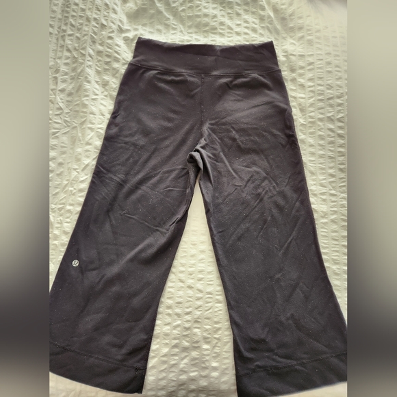 Lululemon black cropped pants - size 4 - Picture 2 of 3